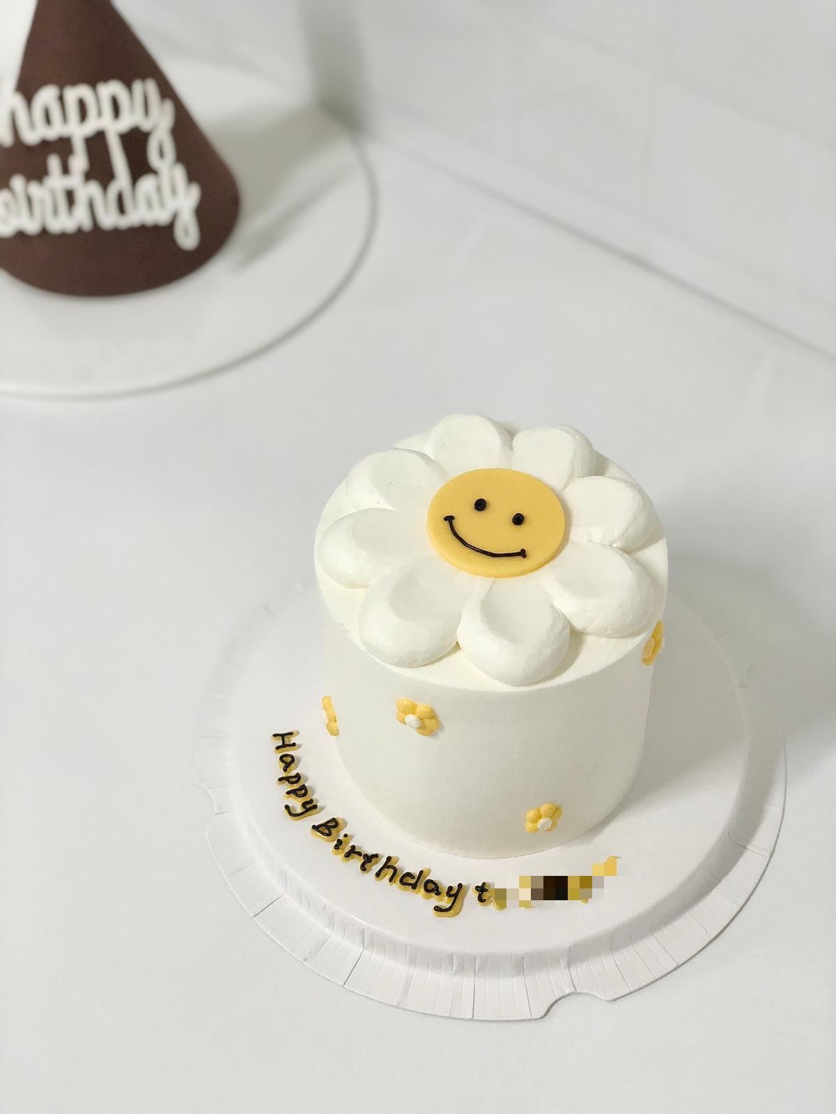 Smiley Flower 1 - White